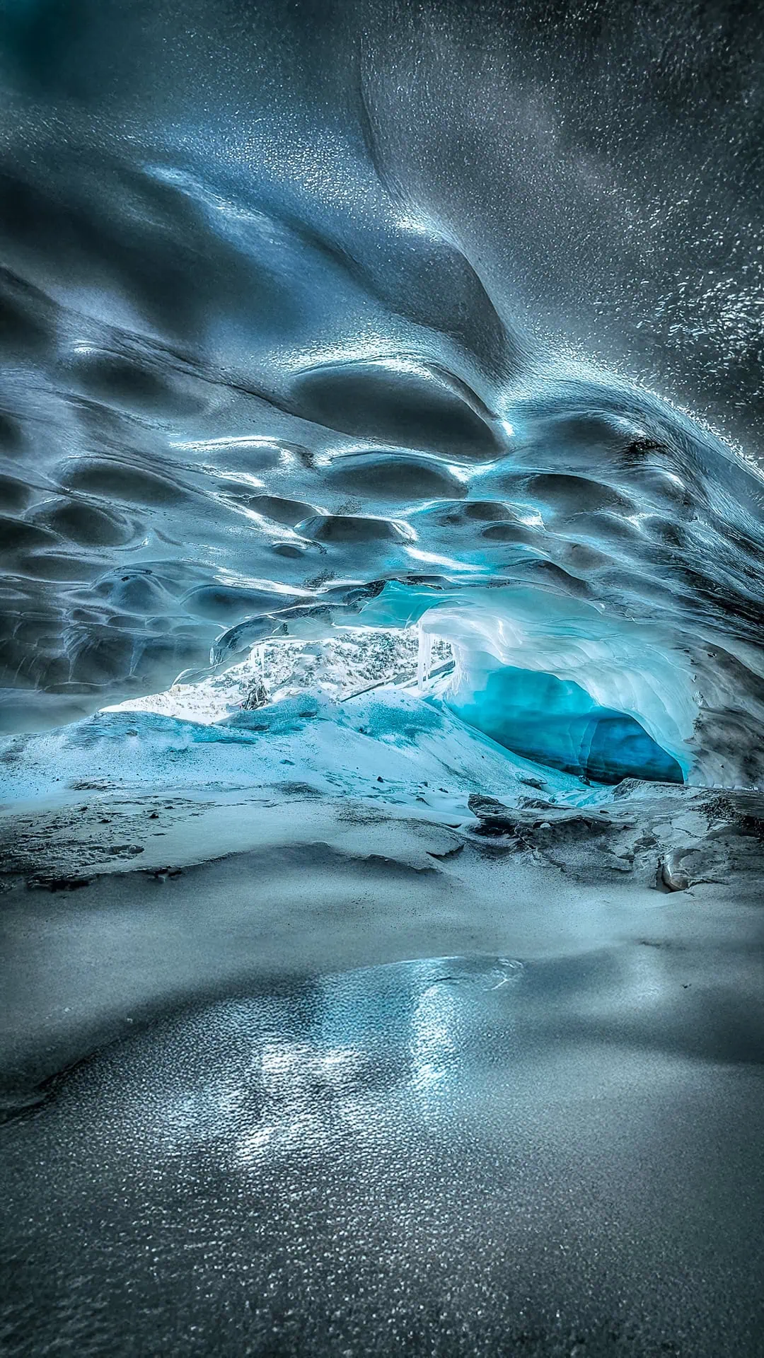  Entrance to an ice cave in the Summit Plateau Glacier, Mt Ruapehu, Tongariro National Park 