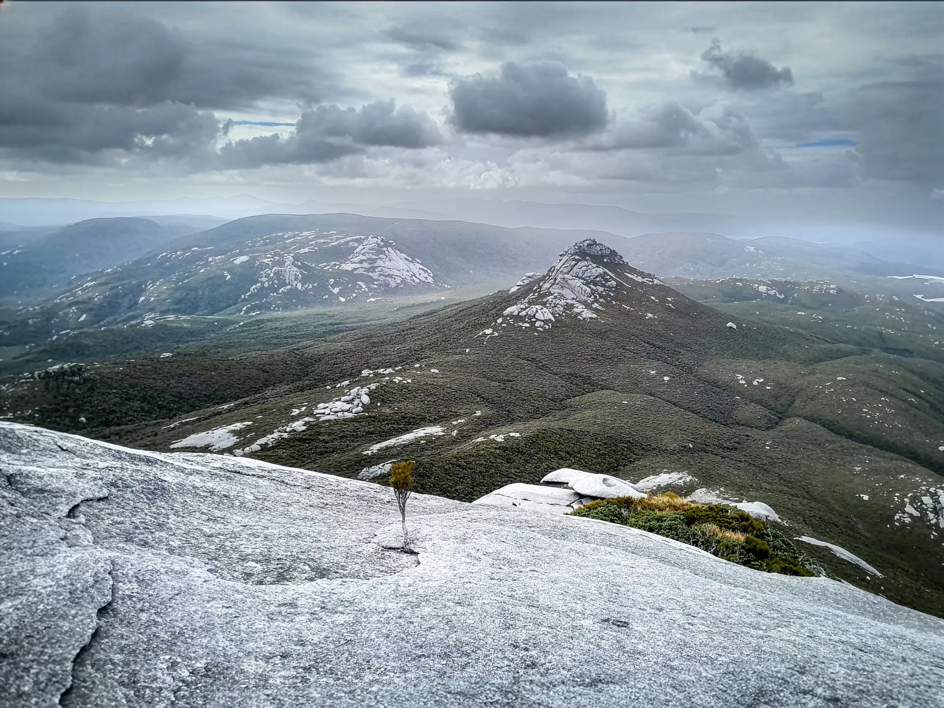 A view up the ridge towards the summit of Gog